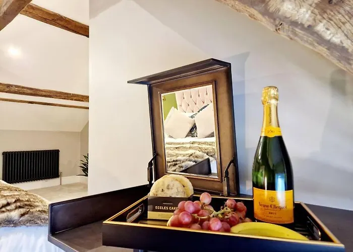 Hamilton-The Cruck Luxury Let
