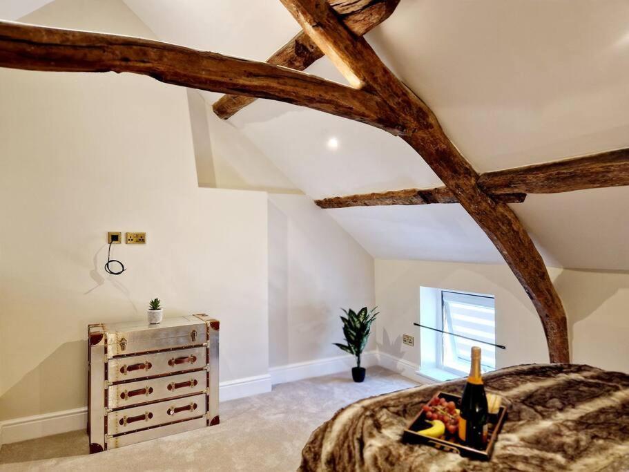 Hamilton-the Cruck Luxury Let