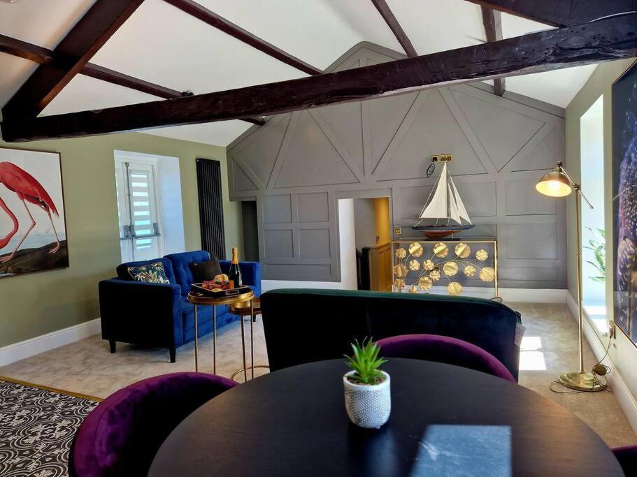 Hamilton-the Cruck Luxury Let * Scorton (Lancashire)