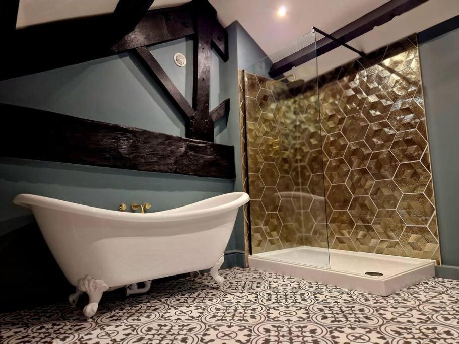 Hamilton-the Cruck Luxury Let Scorton (Lancashire)