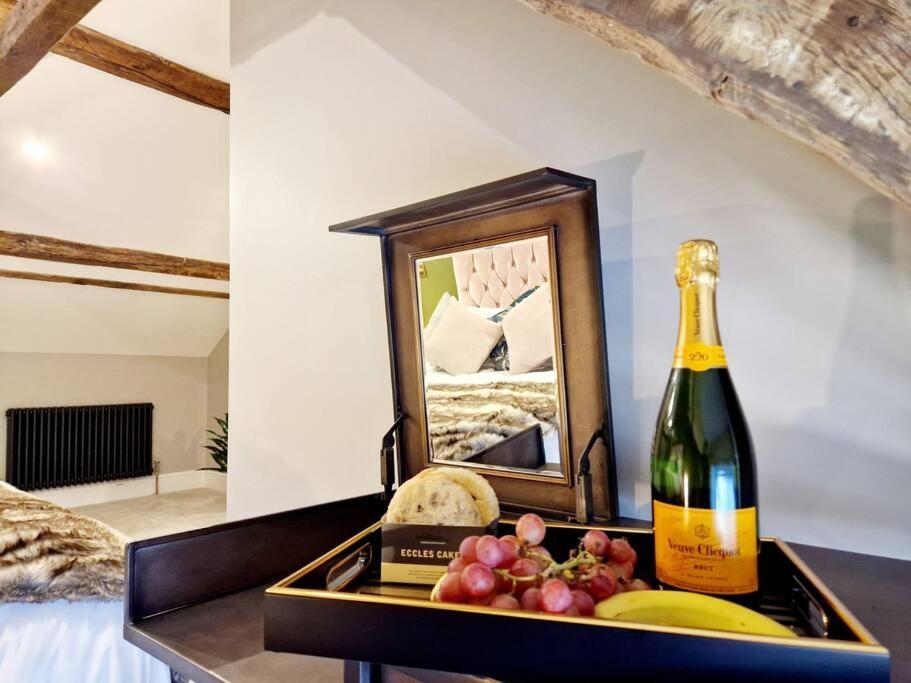 Hamilton-the Cruck Luxury Let Scorton (Lancashire)